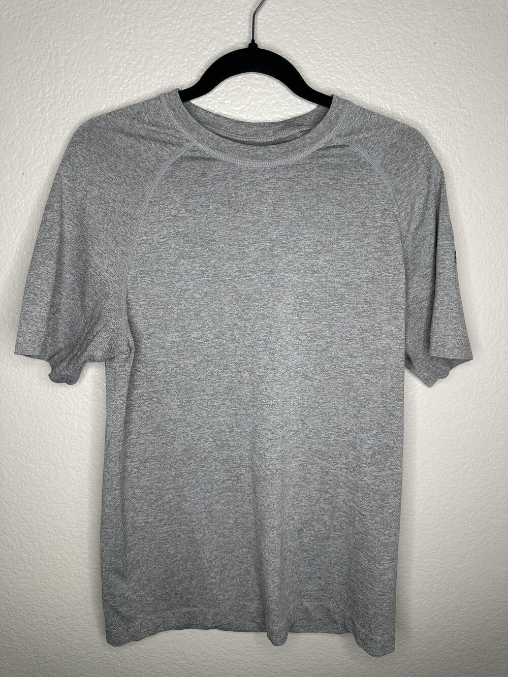 Fabletics Shirt Mens Medium Gray Raglan Short Sleeve Athletic Workout Gym Tee